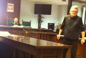[VIDEO] Komornik Włodzimierz Hersztański z Kielc zeznawał pod przyrzeczeniem przed sądem. Czy mówił prawdę na rozprawie o celową dewastację licytowanego domu? I o pieniądzach na mercedesa?