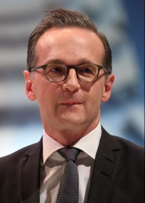 [VIDEO] Czy polskie dziecko to plecak? Tak sugeruje niemiecki sędzia, który wyrzucił dziś z użyciem policji redaktora Patriot24.net z niemieckiego sądu! Czy chce pozostawić polskiego chłopca w Niemczech u prostytutki, której polski Sąd odebrał prawa?