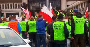 Panie ministrze, zabierając nam rekompensaty wodno-środowiskowe niszczy Pan polskie stawy, polską przyrodę, polskie rybactwo! Protest hodowców karpia w centrum Warszawy