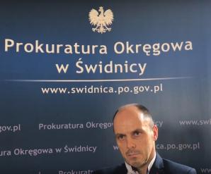 [VIDEO] Śledztwo z wniosku Bożeny Zalewskiej o ściganie prokurator Małgorzaty Sałackiej, żony Prokuratora Rejonowego z Kłodzka, będą prowadzić będą jej koledzy prokuratorzy z sąsiednich Ząbkowic Śląskich. Mimo, że ich szef prosił o wyłączenie ze sprawy!