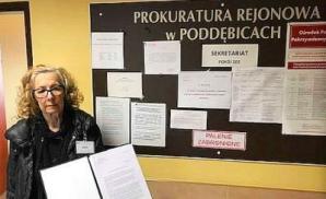 [VIDEO] Prokurator Rejonowa w Poddębicach Beata Nowakowska-Jasiak ufa miejscowej notariusz Sabinie Paprockiej, która może mieć zaburzenia pamięci! Przyczynia się do tragedii kobiet wpędzonych przez notariusz i nieuczciwego architekta w koszmarny dług!