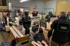 [VIDEO] Rozbita grupa, zlikwidowana fabryka i przejęty towar