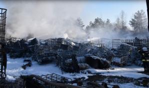 [VIDEO] Wybuchy, pożar i potężne straty. Pożar składowiska chemikaliów w Nowinach koło Kielc