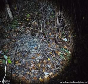 [VIDEO] Policjanci ujawnili narkotyki w beczkach zakopanych w ziemi