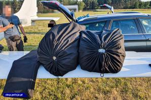 Awionetka miała służyć do przemytu narkotyków z Hiszpanii do Polski - CBŚP i PK przejęły marihuanę i samolot