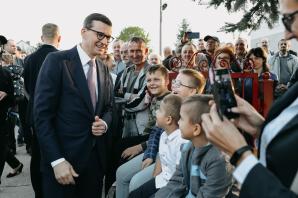 [VIDEO] Szef rządu uczcił pamięć śp. Kornela Morawieckiego