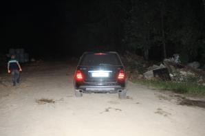 Kradzionym samochodem przyjechał kraść paliwo. Próbował schować się w krzakach, ale trafił do policyjnej celi