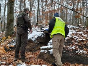 [VIDEO] Zrobili sobie schron ze średniowiecznego zabytku