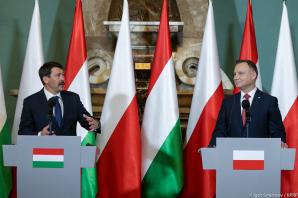 [VIDEO] W sobotę przed południem Prezydenci Polski i Węgier złożyli kwiaty przy tablicy smoleńskiej