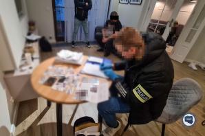 [VIDEO] Zatrzymanie podejrzanego na podstawie Europejskiego Nakazu Aresztowania i zabezpieczone 20 milionów złotych - działania CBZC umożliwiły rozbicie kolejnej grupy przestępczej