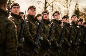 Żołnierze Kompanii Reprezentacyjnej Wojsk Obrony Terytorialnej przygotowani do centralnych uroczystości Narodowego Święta Niepodległości.