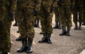 Żołnierze Kompanii Reprezentacyjnej Wojsk Obrony Terytorialnej przygotowani do centralnych uroczystości Narodowego Święta Niepodległości.