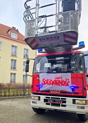 [VIDEO] Poszukiwany listami gończymi zatrzymany przez kryminalnych z Wrzeszcza. Policjanci ściągnęli mężczyznę z dachu