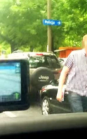 [video] Kierowca taksówki w Warszawie pluje na innego kierowcę! Korporacja Sawa milczy