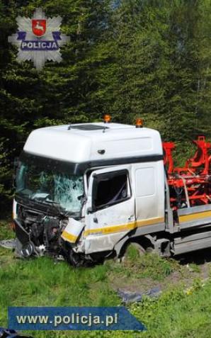 Zginął uderzając w dwie ciężarówki! 