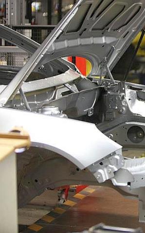 Produkcja samochodów nie zwalnia w wakacje. Pracownicy w branży motoryzacyjnej pilnie poszukiwani