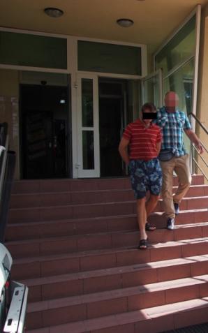 Trzy razy rzucił się na policjantów. Grozi mu 10 lat więzienia