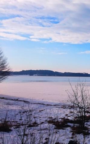 Pijani szarżowali subaru po zamrożonym Jeziorze Święcajty. Pojazd runął do lodowatej wody