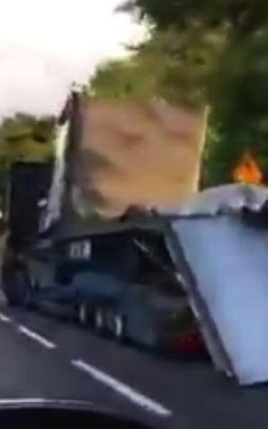 [VIDEO] Z ostatniej chwili: Naczepa TIRa rozpadła się na drodze, jak papierowa konstrukcja 