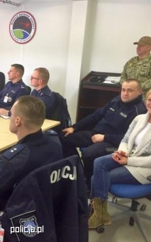 Policjanci w bazie U.S.NAVY