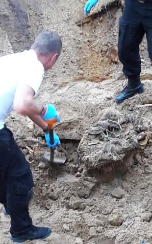 [VIDEO] Policjanci ujawniają zbrodnię sprzed 20 lat. Dotarli do zwłok