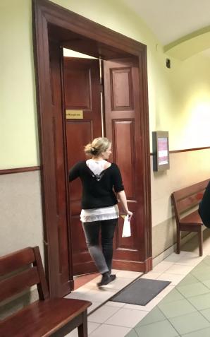 [VIDEO] Spokoju w Sądzie w Wałbrzychu pilnuje dziś Policja. Czy zakończy się koszmar izolowania dzieci w wieku 4 i 6 lat? I bandyckiej agresji względem ojca?