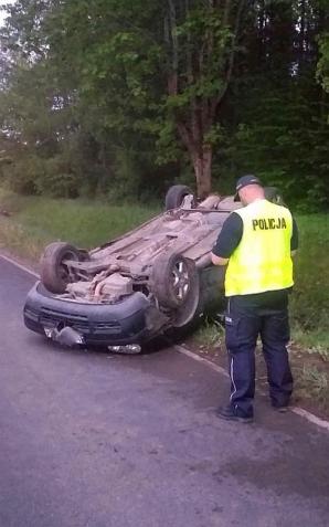 Dachowali, bo nietrzeźwy pasażer zaciągnął „hamulec ręczny
