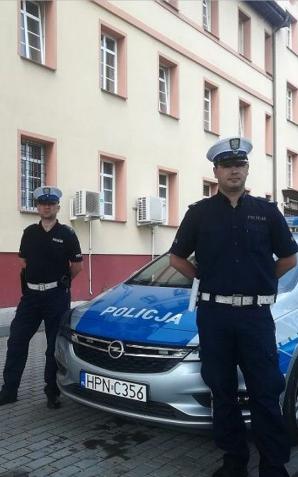 Policjanci reanimowali kobietę, która została przygnieciona przez pojazd