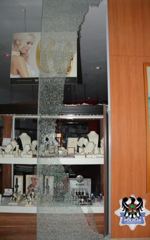 Dzięki reakcji policjanta po służbie doszło do zatrzymania podejrzewanego o kradzież wyrobów jubilerskich o wartości blisko 120 tysięcy złotych