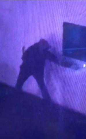 [VIDEO] Policjanci poszukują sprawcy podpalenia mobilnego punktu szczepień i budynku zamojskiego sanepidu