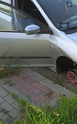 Był tak pijany, że nie zauważył braku koła...