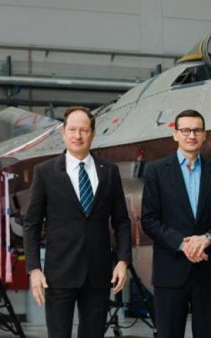 [VIDEO] F-16 serwisowane w bydgoskich Wojskowych Zakładach Lotniczych – premier wziął udział w uroczystości symbolicznego odbioru pierwszego myśliwca