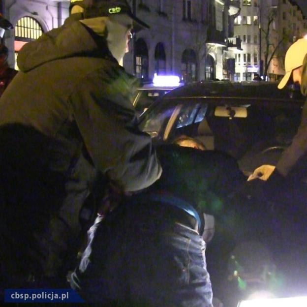 Brawurowe zatrzymanie w centrum Warszawy. Sprzedawał kokainę wśród celebrytów