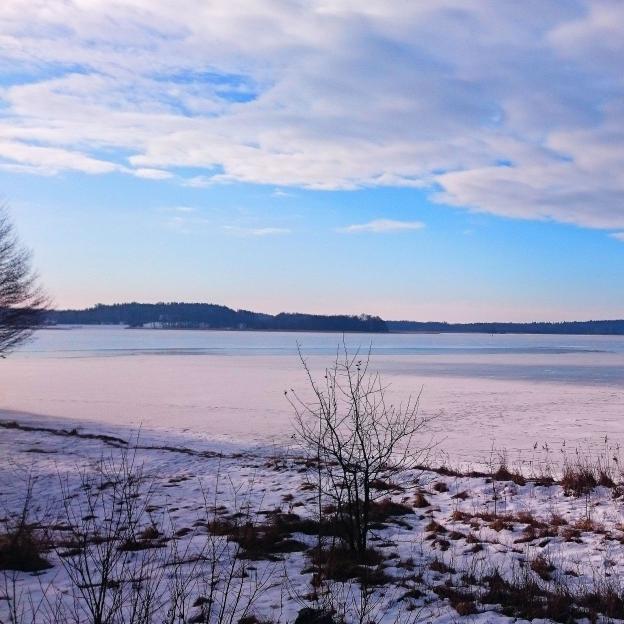 Pijani szarżowali subaru po zamrożonym Jeziorze Święcajty. Pojazd runął do lodowatej wody