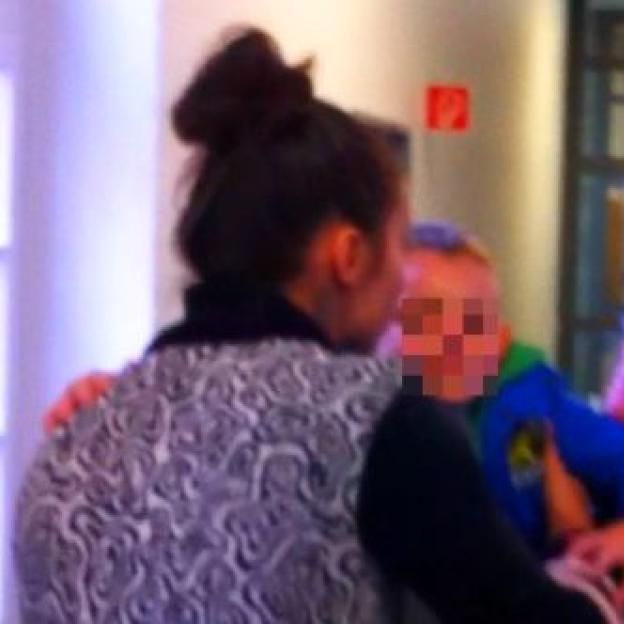 [VIDEO] Czy polskie dziecko to plecak? Tak sugeruje niemiecki sędzia, który wyrzucił dziś z użyciem policji redaktora Patriot24.net z niemieckiego sądu! Czy chce pozostawić polskiego chłopca w Niemczech u prostytutki, której polski Sąd odebrał prawa?