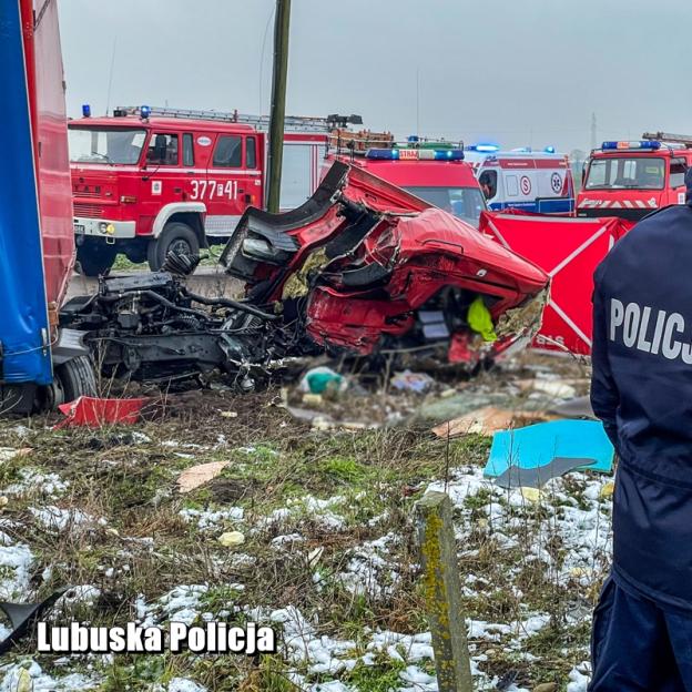 Śmiertelne zderzenie tira z pociągiem. Policjanci wyjaśniają okoliczności wypadku
