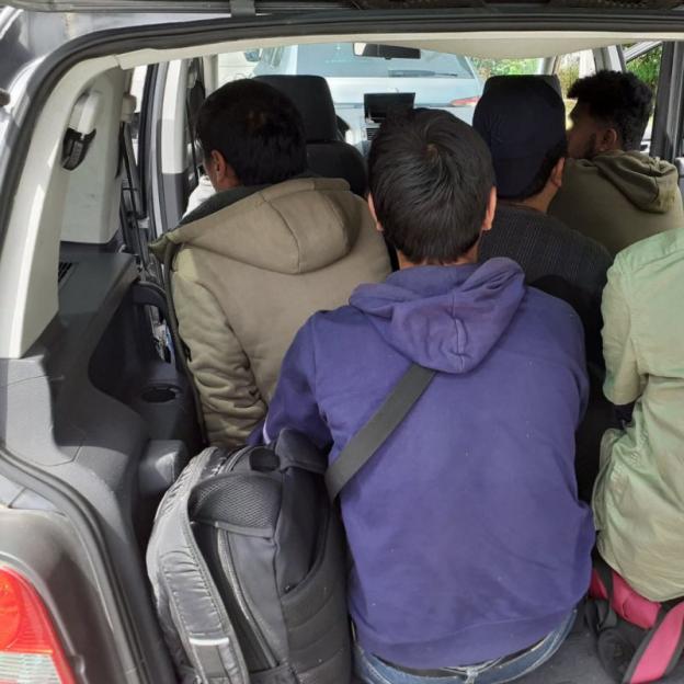 Siedmiu imigrantów w volkswagenie. Zatrzymano obywatela Ukrainy, czterech obywateli Chin pochodzących z Tybetu, dwóch ze Sri Lanki i jeden obywatel Pakistanu. Zamierzali dotrzeć do Francji