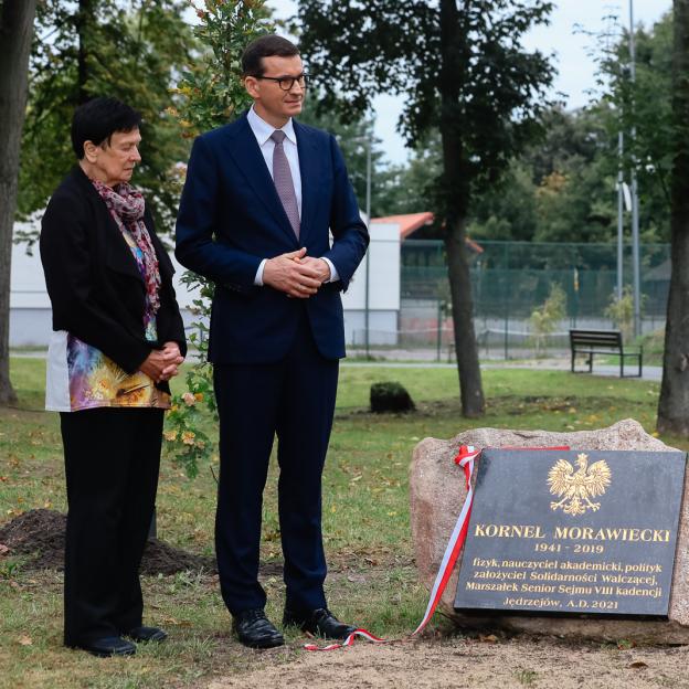 [VIDEO] Szef rządu uczcił pamięć śp. Kornela Morawieckiego