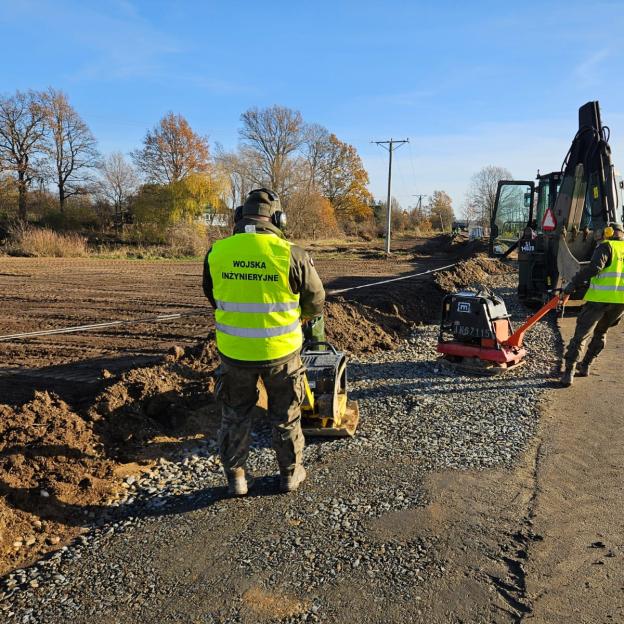 [VIDEO] Saperzy z Niska odbudowują drogę w powiecie nyskim
