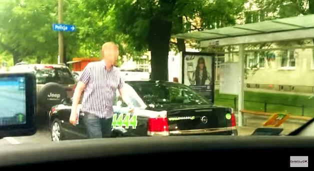 [video] Kierowca taksówki w Warszawie pluje na innego kierowcę! Korporacja Sawa milczy