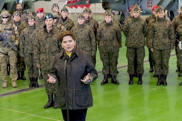 Premier Beata Szydło na spotkaniu z kobietami pilotującymi wojskowe samoloty i śmigłowce