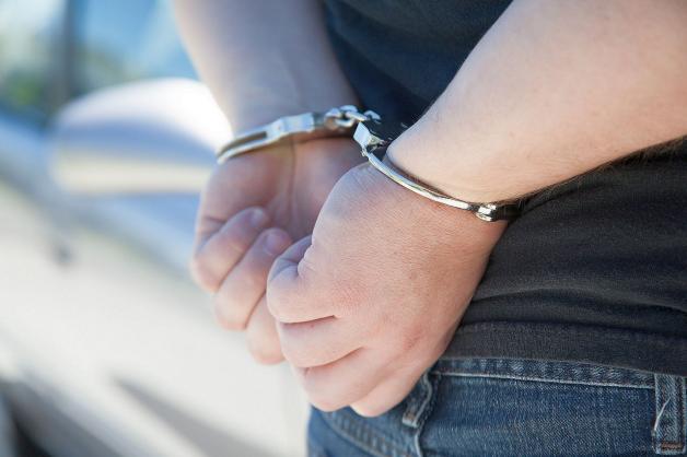 Uciekli z ośrodka i ukradli torebkę, policjant zabrał ich na stopa i zawiózł na komendę!