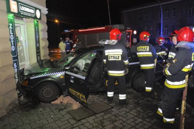 Koszalin: Pijany taksówkarz wjechał w lombard w centrum miasta
