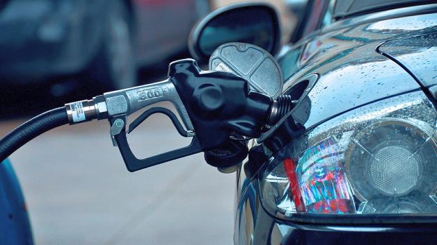 Niskie ceny benzyny mogą się utrzymać do przyszłych wakacji. Dużo będzie jednak zależeć od decyzji politycznych i zimy