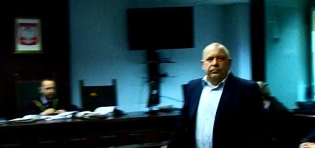 [VIDEO] Komornik Włodzimierz Hersztański z Kielc zeznawał pod przyrzeczeniem przed sądem. Czy mówił prawdę na rozprawie o celową dewastację licytowanego domu? I o pieniądzach na mercedesa?