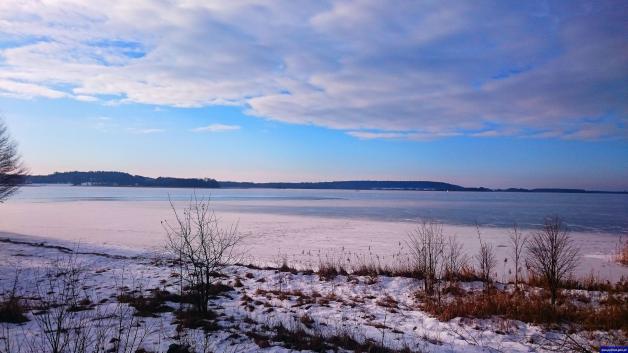 Pijani szarżowali subaru po zamrożonym Jeziorze Święcajty. Pojazd runął do lodowatej wody
