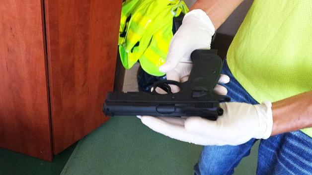 Areszty dla podejrzewanych o pobicie przy użyciu przedmiotu przypominającego broń i próbę pozbawienia wolności