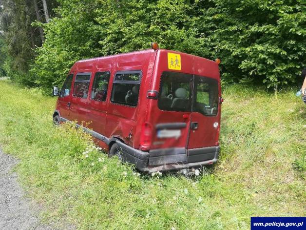 Pisz: Zderzenia osobówki z busem wycieczki szkolnej. Sześć osób trafiło do szpitala