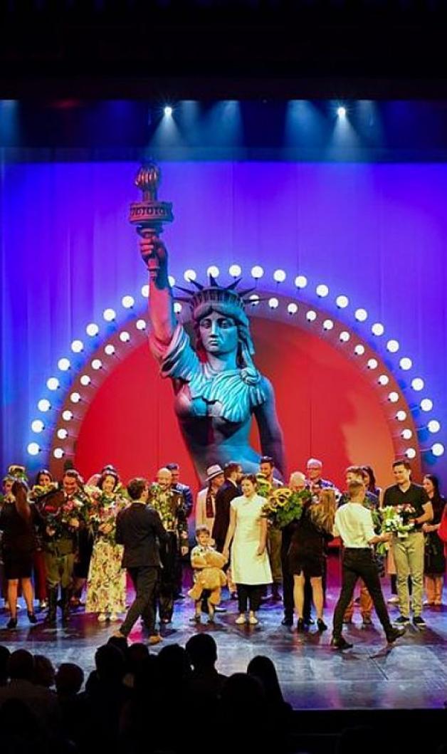 Rekordowa stutysięczna widownia, jedenaście tytułów, premiera ,,Miss Sajgon