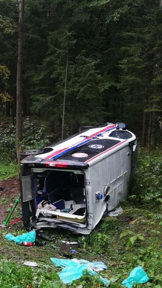 Tragiczny wypadek z udziałem karetki pod Koszalinem! Jedna osoba zginęła, dwie ranne